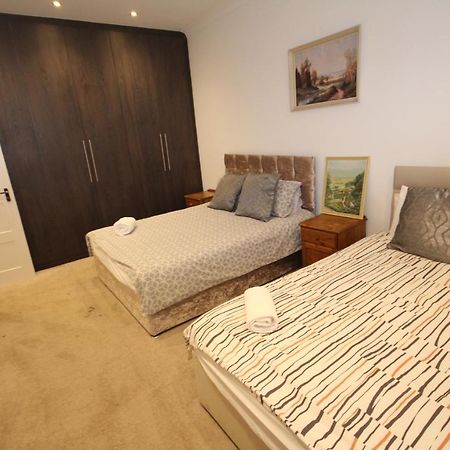 Great West Road Apartments Flat C ロンドン エクステリア 写真